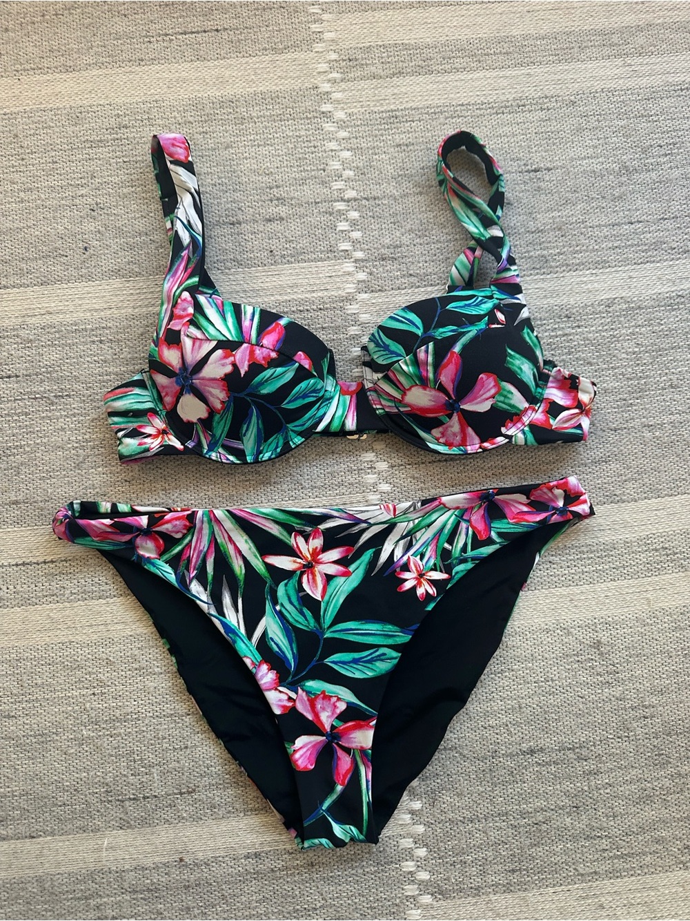 Tropical Floral Underwire Bikini Set in Black and Pink